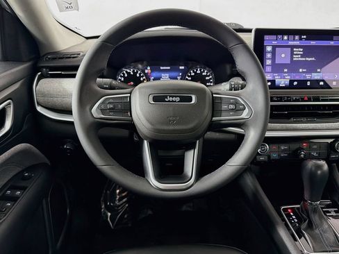 Used 2022 Jeep Compass Latitude FWD image 11