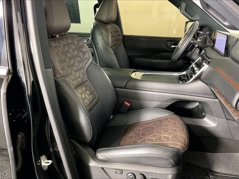 Used 2025 Nissan Armada Platinum Reserve AWD/4WD image 9