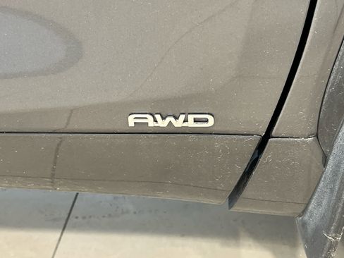 Used 2023 Toyota Highlander XLE AWD/4WD image 4