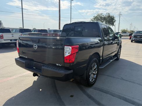 Used 2017 Nissan Titan SV RWD image 4