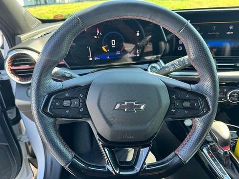 Used 2025 Chevrolet Trax RS w/ Sunroof Package image 11