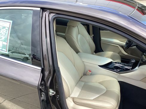 Used 2020 Toyota Camry XLE FWD image 10
