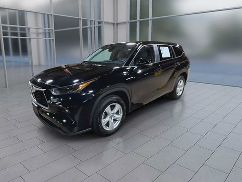 Used 2024 Toyota Highlander LE FWD image 4