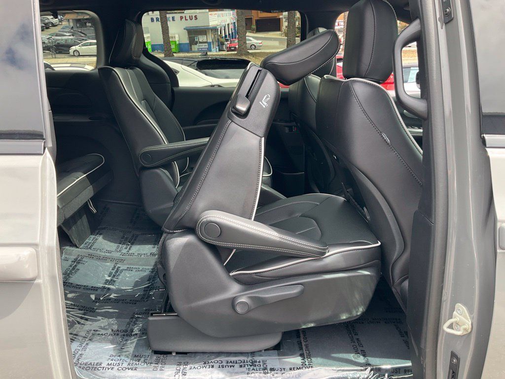 Used 2023 Chrysler Pacifica Limited w/ S Appearance Package FWD image 50