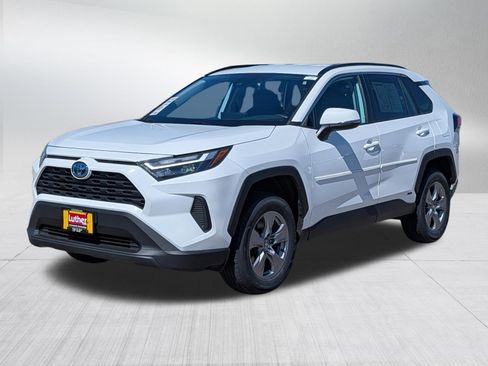 Used 2022 Toyota RAV4 XLE AWD/4WD image 3