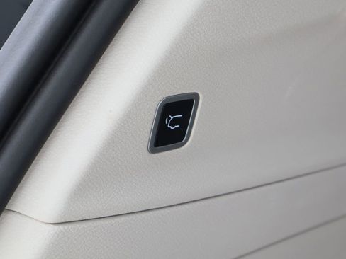 Used 2023 Chrysler Pacifica Touring-L FWD image 25