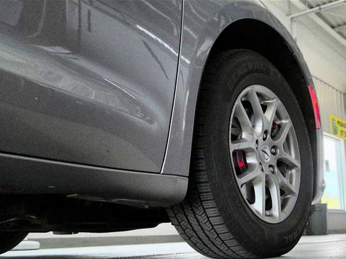 Used 2021 Chrysler Pacifica Touring w/ Cold Weather Group FWD image 9