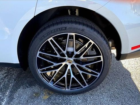 Certified 2026 Porsche Macan image 16