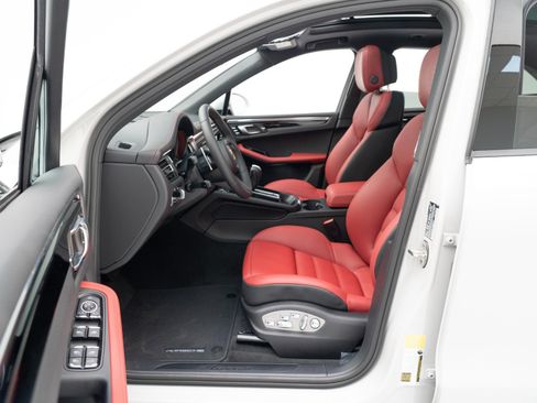 Certified 2026 Porsche Macan AWD/4WD image 17