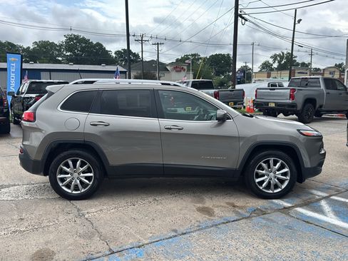Used 2018 Jeep Cherokee Limited AWD/4WD image 9