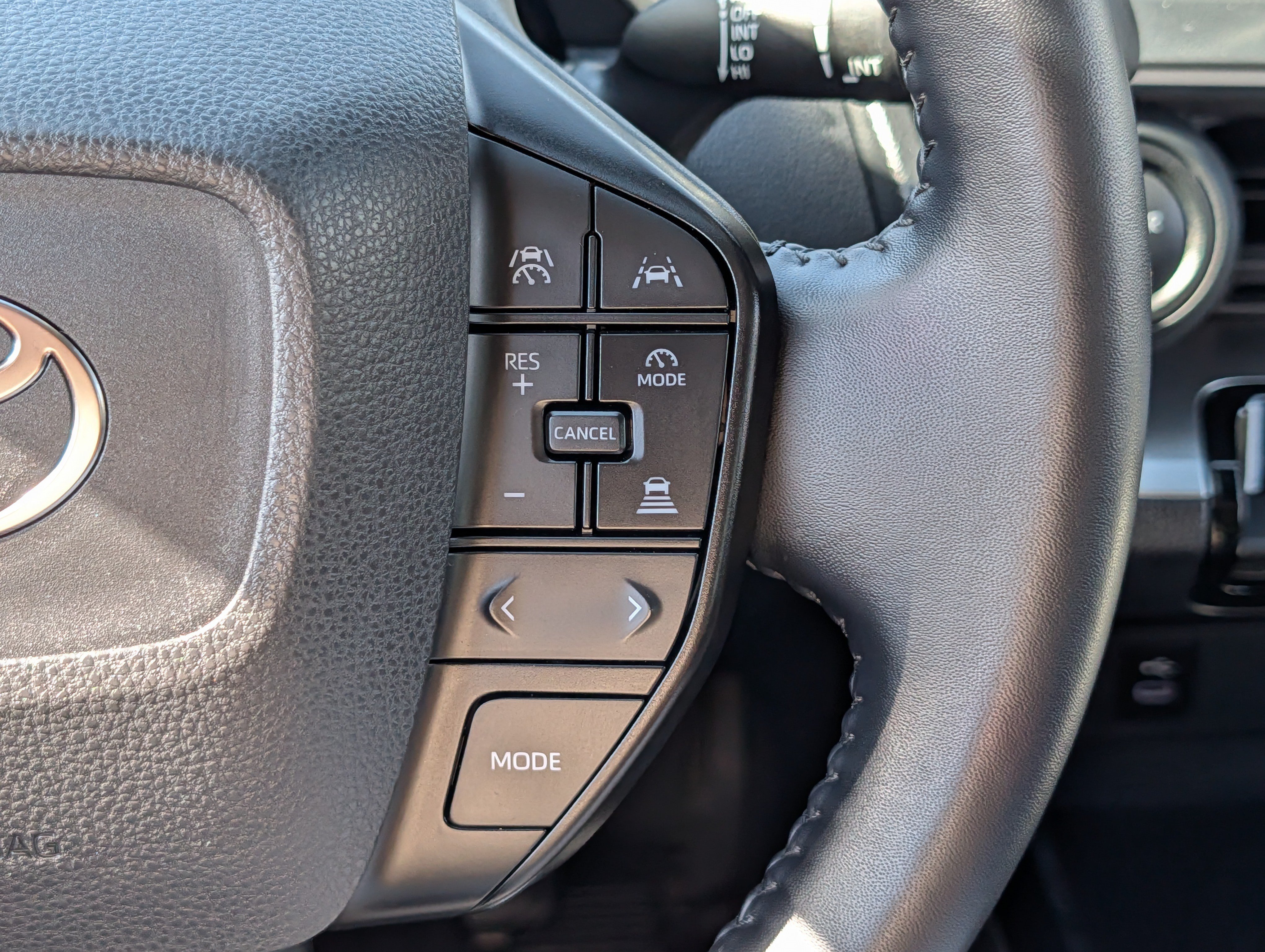Used 2025 Toyota Prius LE AWD/4WD image 30