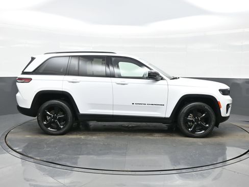 Used 2023 Jeep Grand Cherokee Altitude image 7