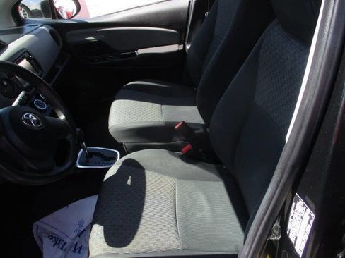 Used 2015 Toyota Yaris L image 5