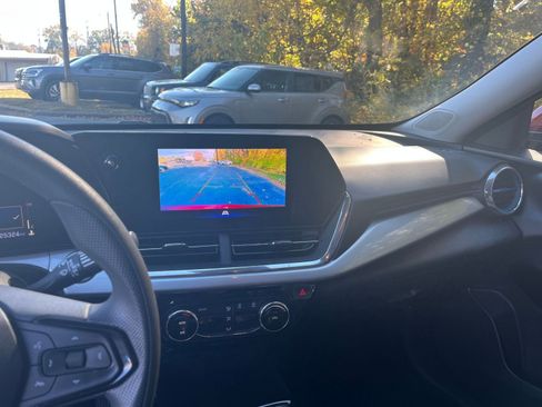 Used 2025 Chevrolet Trax LT image 17