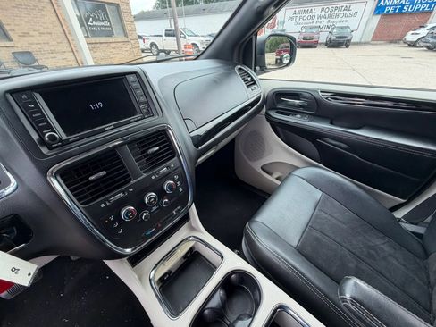 Used 2020 Dodge Grand Caravan SXT FWD image 24