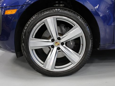 Certified 2025 Porsche Macan image 11