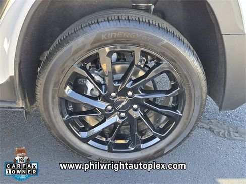 Used 2024 GMC Terrain SLE w/ Driver Convenience Package image 14