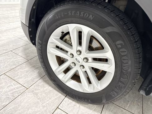 Used 2016 Ford Explorer XLT w/ Equipment Group 201A FWD image 34