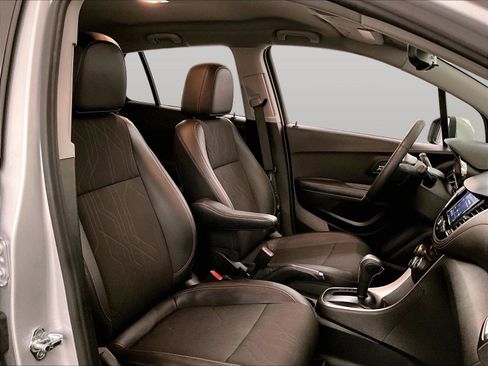 Used 2022 Chevrolet Trax LT w/ LT Convenience Package image 7