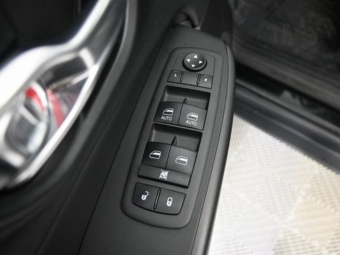 Used 2022 Jeep Cherokee Trailhawk image 19