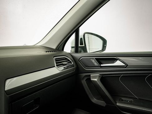 Used 2023 Volkswagen Tiguan SE w/ Panoramic Sunroof Package image 36