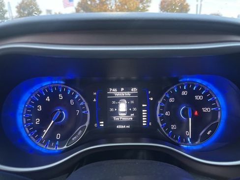 Used 2022 Chrysler Voyager LX image 33