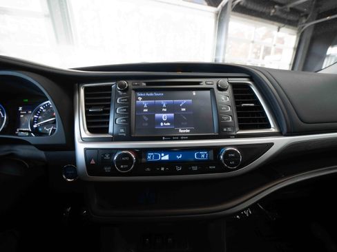 Used 2019 Toyota Highlander Limited image 17