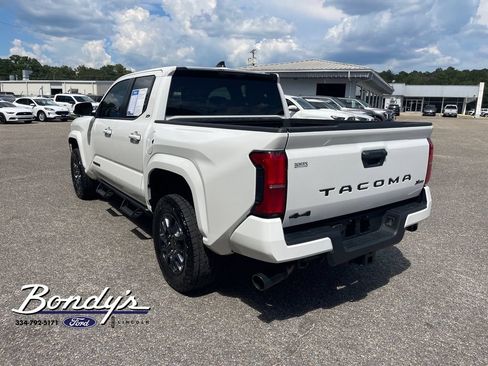 Used 2024 Toyota Tacoma SR5 AWD/4WD image 12
