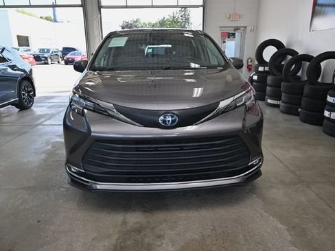 Used 2021 Toyota Sienna XLE w/ XLE Plus Package FWD image 2