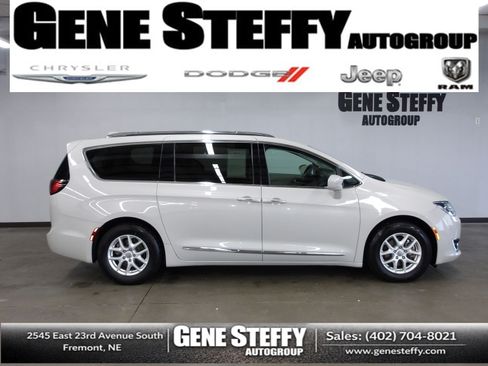 Used 2020 Chrysler Pacifica Touring-L FWD image 1