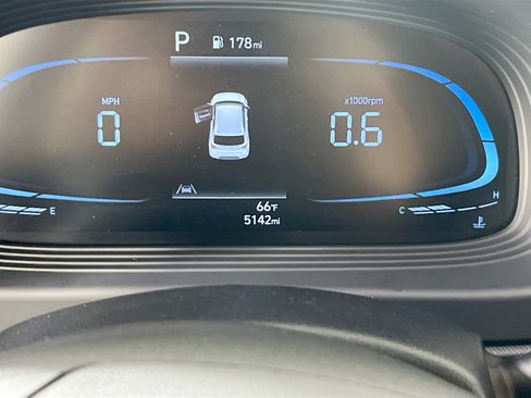 Used 2023 Hyundai Venue Limited FWD image 12