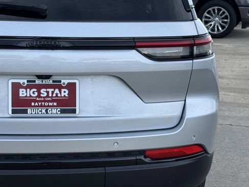 Used 2025 Jeep Grand Cherokee Altitude image 10