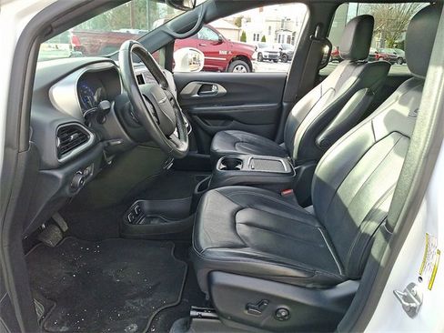 Used 2020 Chrysler Pacifica Touring-L Plus w/ S Appearance Package image 15