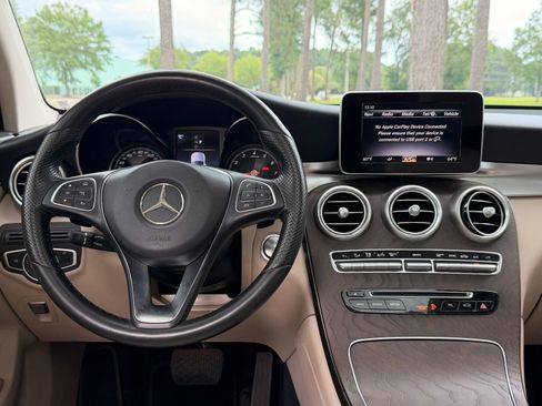 Used 2019 Mercedes-Benz GLC 300 4MATIC image 3