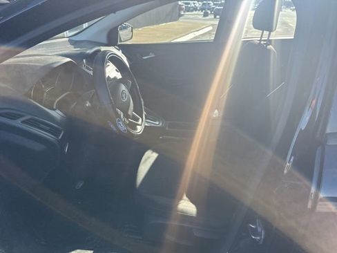 Used 2015 Ford Focus SE w/ SE Sport Package image 18