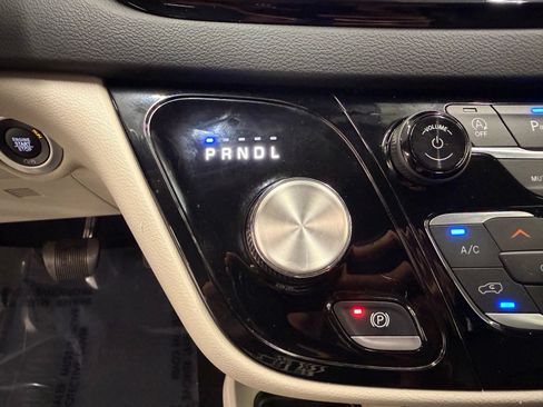 Used 2023 Chrysler Pacifica Touring-L FWD image 15