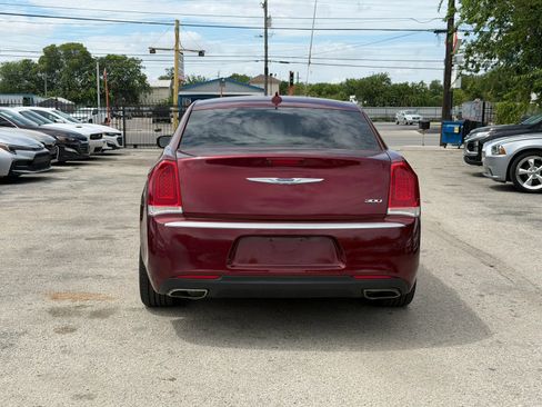 Used 2018 Chrysler 300 Touring w/ Chrome Appearance Package RWD image 9