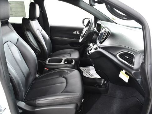 Used 2026 Chrysler Pacifica Select FWD image 11