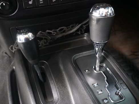 Used 2016 Jeep Wrangler Unlimited Sahara w/ Connectivity Group AWD/4WD image 24