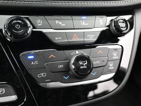 Used 2025 Chrysler Pacifica Select FWD image 18