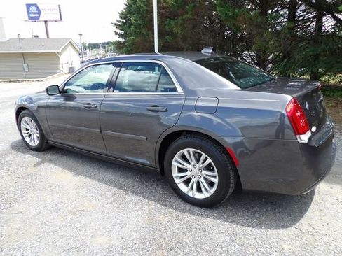Used 2017 Chrysler 300 Limited w/ Value Package RWD image 3