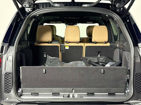 New 2025 Land Rover Discovery Dynamic SE image 25