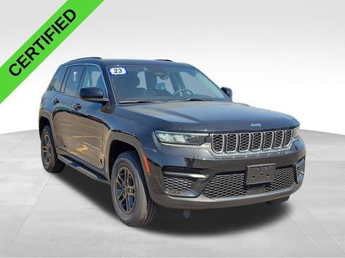 Used 2023 Jeep Grand Cherokee Laredo AWD/4WD image 3