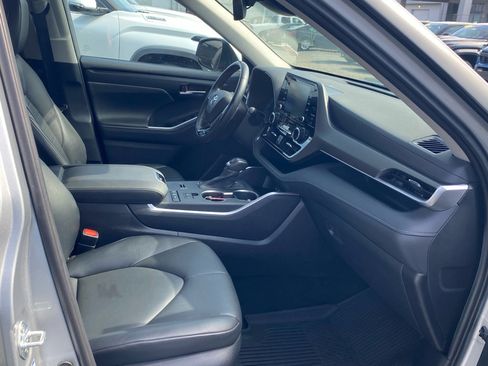 Used 2021 Toyota Highlander XLE image 17