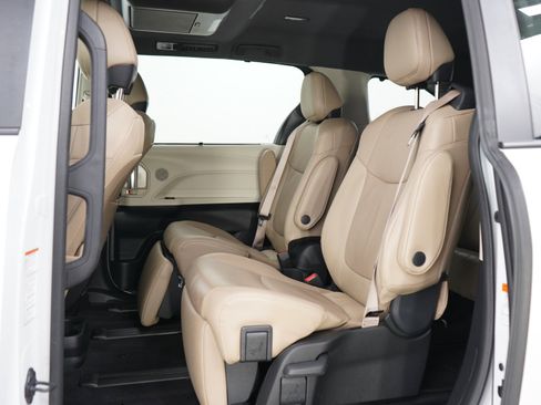 Used 2024 Toyota Sienna Limited AWD/4WD image 20