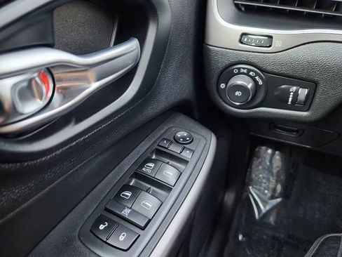 Used 2019 Jeep Cherokee Latitude w/ Popular Appearance Group FWD image 32