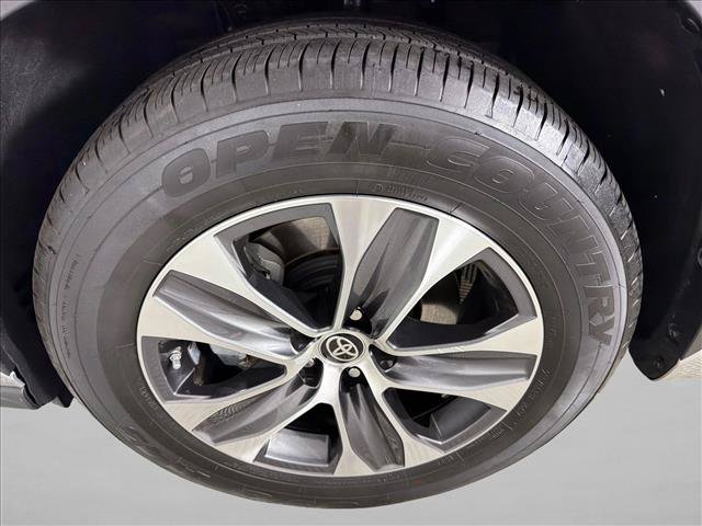 Used 2023 Toyota Highlander XLE FWD image 12