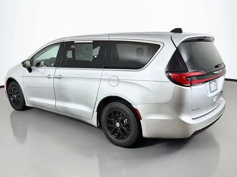 Used 2024 Chrysler Pacifica Touring-L FWD image 11