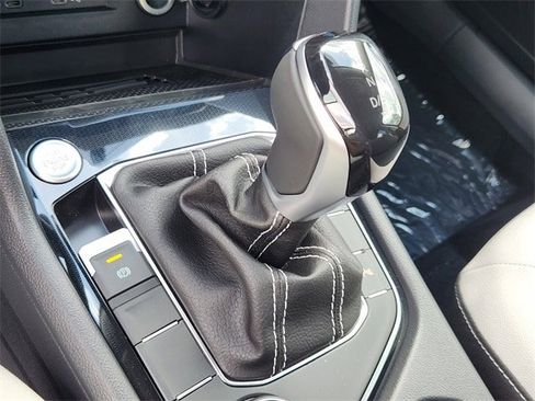 New 2025 Volkswagen Taos SE image 18