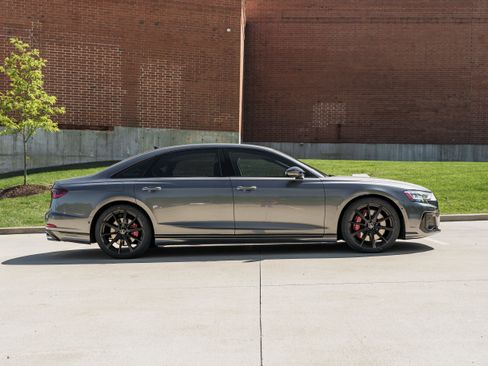 Used 2022 Audi S8 AWD/4WD image 3